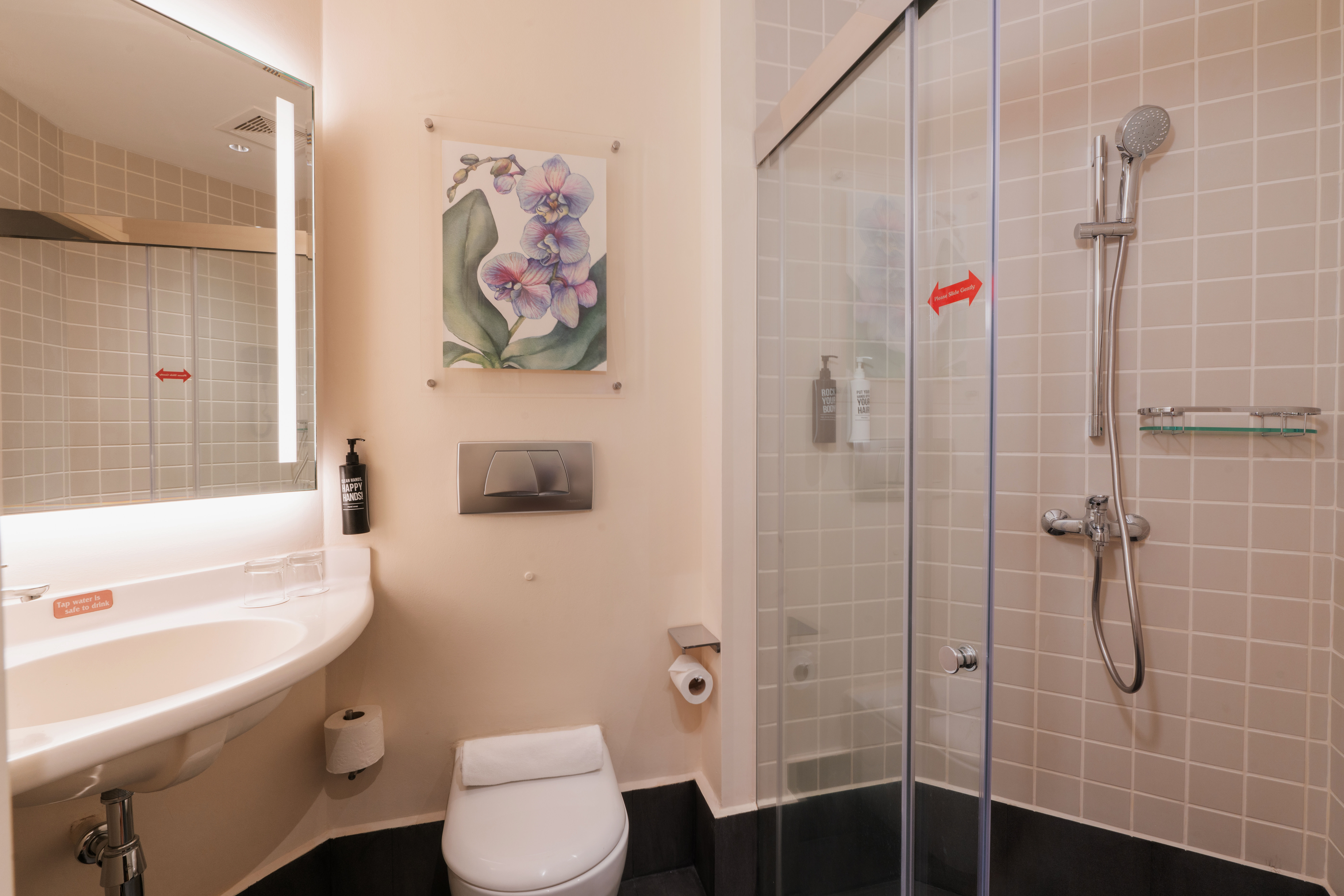 Bathroom with complimentary amenities including a toothbrush, comb, and cotton buds.