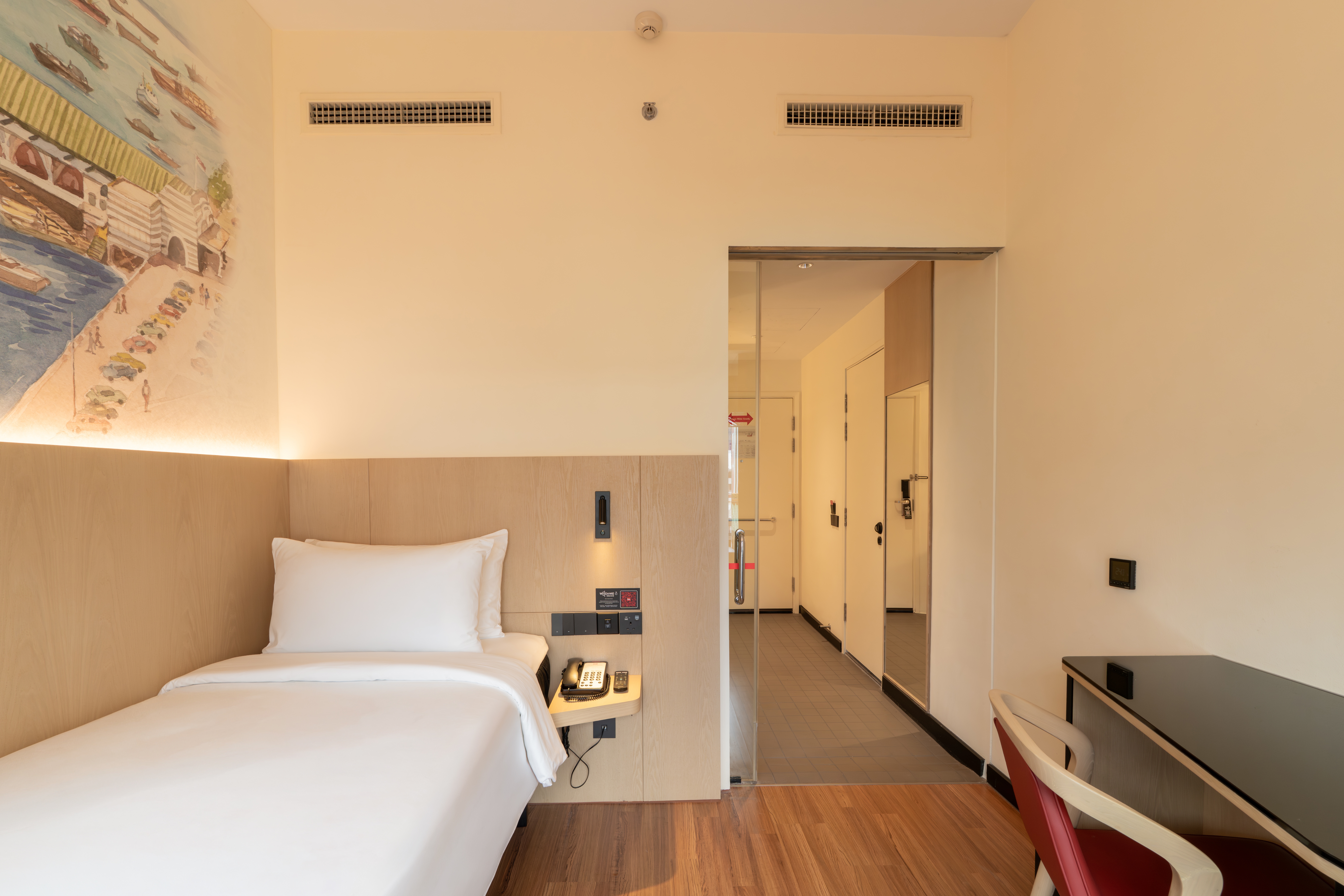 Accessible Single Room at ibis Singapore on Bencoolen featuring a Sweet Bed by ibis, spacious layout, functional work desk, and easy access to barrier-free bathroom facilities.